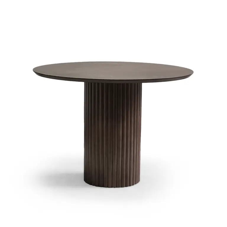 Sto za trpezariju Polo okrugli drveni sa rebrastim postoljem pogled spreda