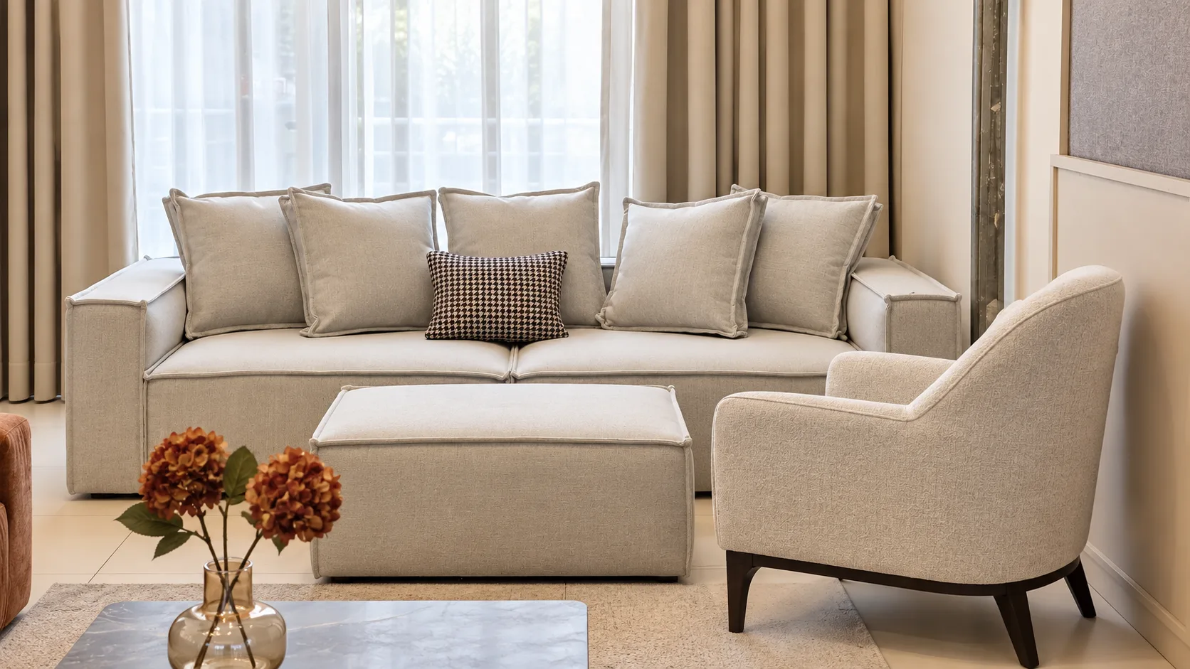 Sofa, tabure i fotelja izloženi u Arbor salonu