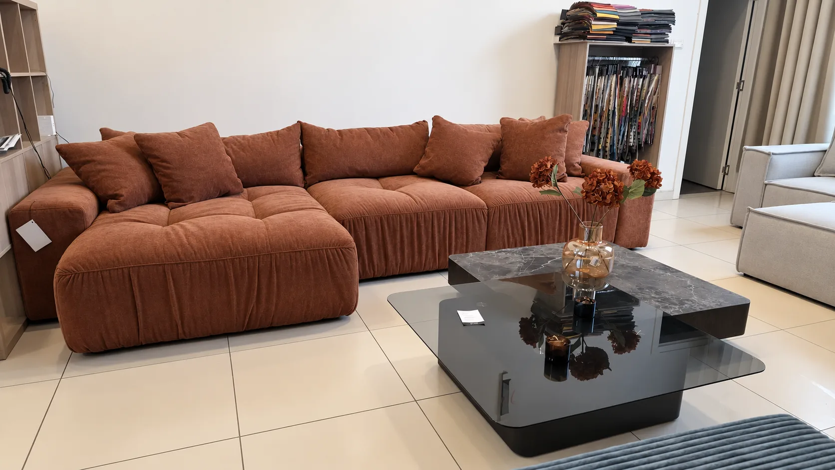 Modularna ugaona garnitura i klub sto u Arbor salonu