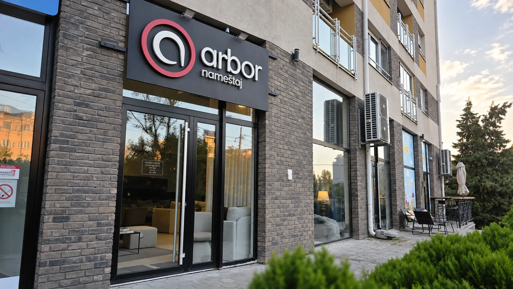 Ulaz i izlog Arbor salona nameštaja