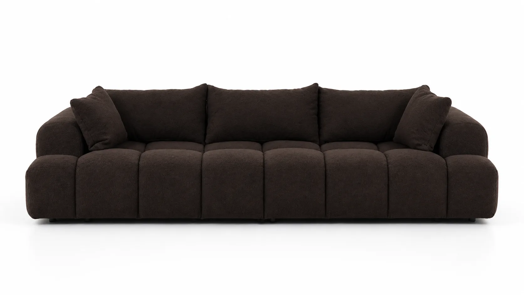 Sofa Nina – fiksna sofa dubokog sedišta sa slobodnim jastucima u naslonu, pogled spreda
